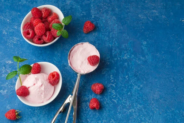 Helado Frambuesa Casero Una Taza Blanca Sobre Fondo Azul Cuchara — Foto de Stock