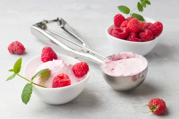 Frambuesas Frescas Con Menta Helado Casero Una Taza Blanca Sobre — Foto de Stock