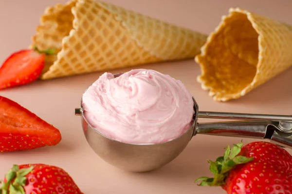 Fresas Frescas Conos Gofre Sobre Fondo Rosa Postre Natural Frío — Foto de Stock