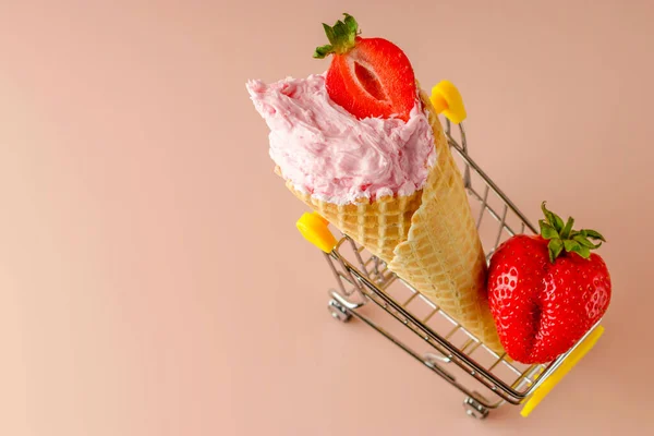 Carrito Compras Con Cono Gofre Natural Con Helado Fresas Frescas — Foto de Stock