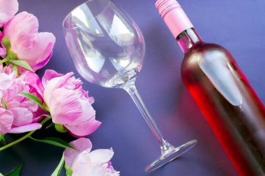 Yaratıcı yaz kompozisyonu. Koyu arkaplanda gül şarabı ve güzel şakayıklar. Anneler Günün kutlu olsun, Uluslararası Kadınlar Günü. Sevgililer Günü. Düz yatıyordu.