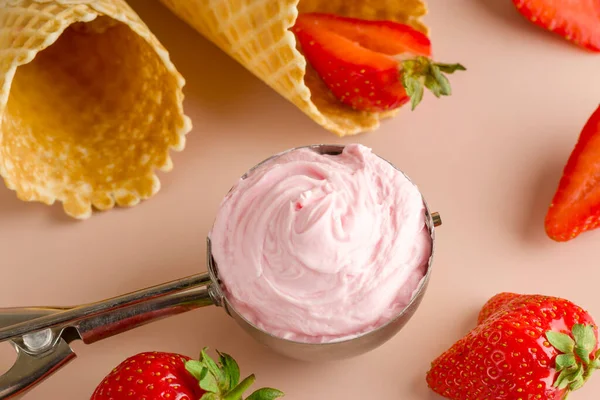 Helado Fresa Natural Una Cuchara Especial Fresas Frescas Conos Gofre — Foto de Stock