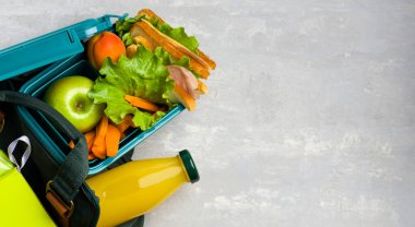 Beslenme çantası, okul ve ofis malzemeleri hafif arka planda. Okul konseptine geri dönelim. Sosyal uzaklık, öğrenme ve evde eğitim. Kendine dikkat et. Üst Manzara. Boşluğu kopyala.