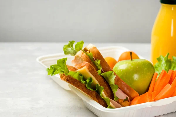 健康的生态午餐盒与三明治 新鲜蔬菜和水果 一瓶果汁的轻背景 学校午餐 没有浪费 复制空间 — 图库照片