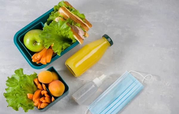 学校的食物 午餐盒与三明治 新鲜蔬菜和水果 一瓶果汁的轻背景 对细菌和病毒的卫生和保护 平躺在床上 — 图库照片