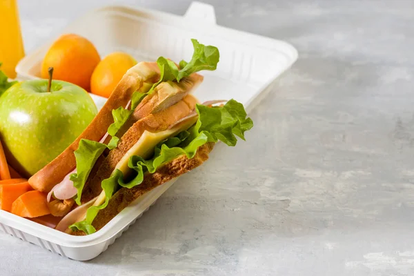 午餐盒与三明治 新鲜蔬菜和水果 一瓶果汁的轻背景 健康的学校午餐 生态包装 零废物概念 复制空间 — 图库照片