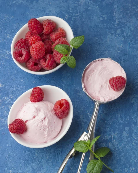 Una Cucharada Helado Frambuesa Casero Con Frambuesas Frescas Menta Una — Foto de Stock