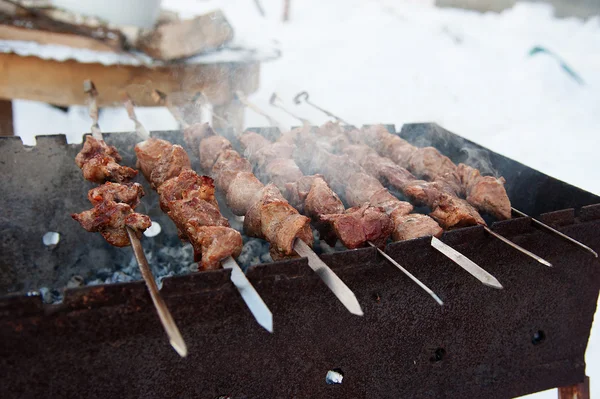 Kebabs assados suculentos no churrasco — Fotografia de Stock