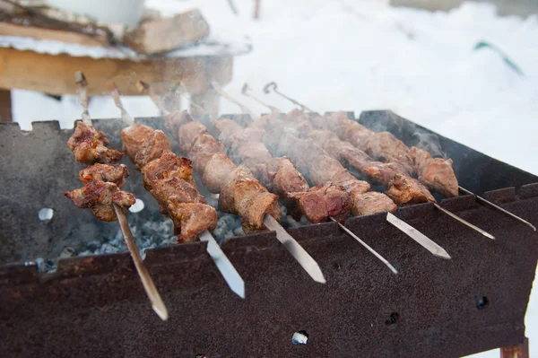 Kebabs assados suculentos no churrasco — Fotografia de Stock