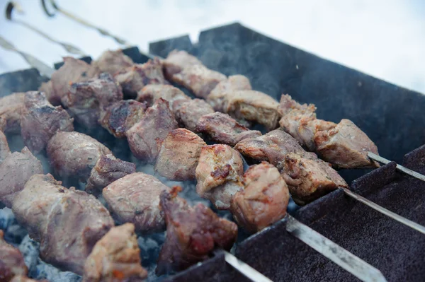 Kebabs assados suculentos no churrasco — Fotografia de Stock