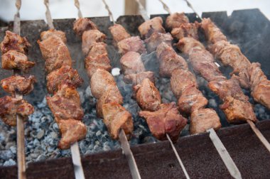Barbekü üzerinde sulu kavrulmuş kebap
