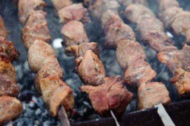 Barbekü üzerinde sulu kavrulmuş kebap
