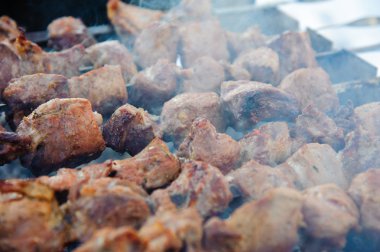 Barbekü üzerinde sulu kavrulmuş kebap