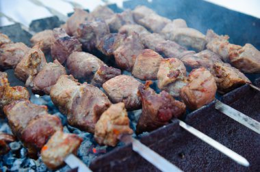 Barbekü üzerinde sulu kavrulmuş kebap