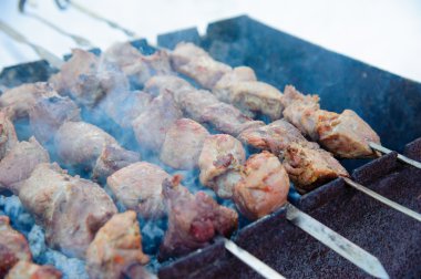 Barbekü üzerinde sulu kavrulmuş kebap