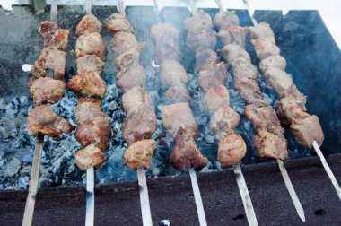 Barbekü üzerinde sulu kavrulmuş kebap