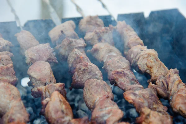 Kebabs assados suculentos no churrasco — Fotografia de Stock