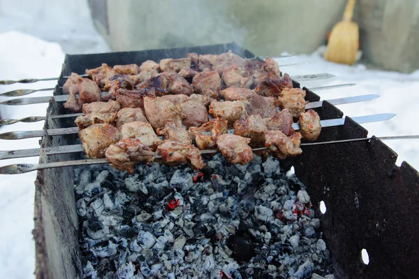 Kebabs assados suculentos no churrasco — Fotografia de Stock