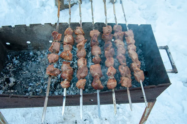 Kebabs assados suculentos no churrasco — Fotografia de Stock