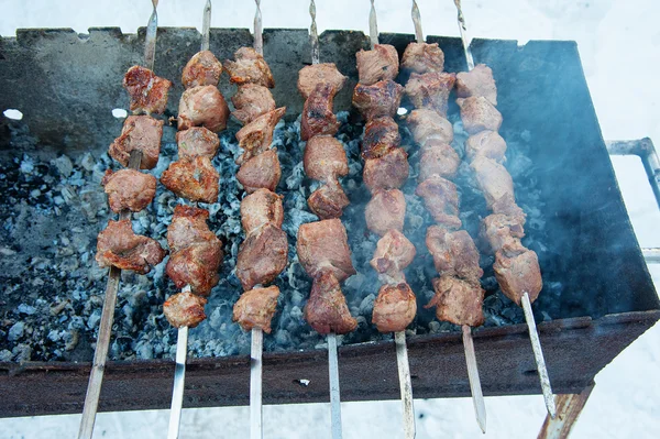 Kebabs grillés juteux sur le barbecue — Photo