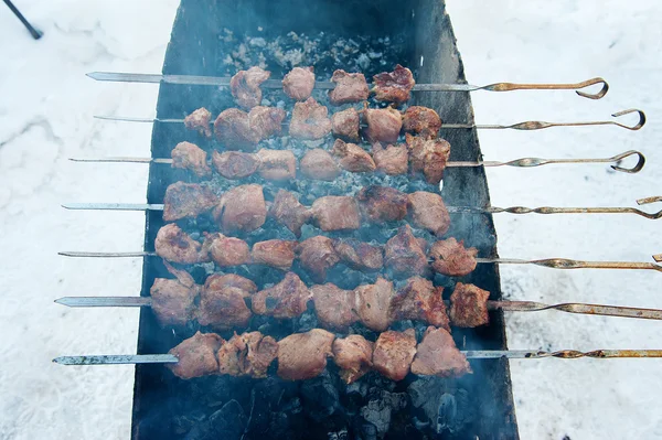 Kebabs assados suculentos no churrasco — Fotografia de Stock