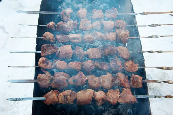 Kebabs assados suculentos no churrasco — Fotografia de Stock