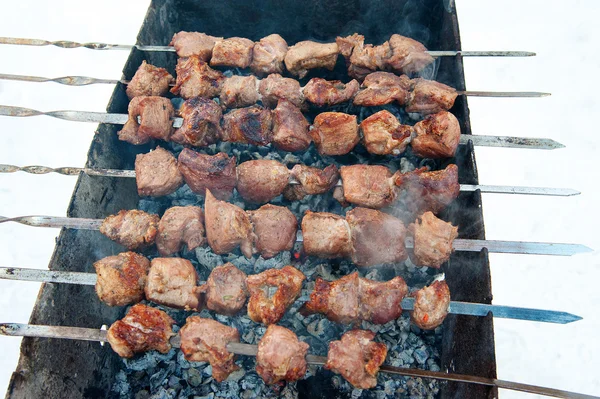 Kebabs assados suculentos no churrasco — Fotografia de Stock