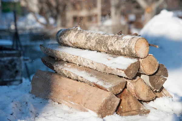 Holz für den Kamin vorbereitet — Stockfoto