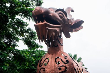 Semarang, Endonezya - 14 Aralık 2025: Düşük açı ve Pandanaran Parkı 'ndaki Warak Ngendok heykelinin yakın plan görüntüsü, Semarang' lı efsanevi mitolojik yaratık, ejderhanın kafasını, devenin boynunu ve keçinin vücudunu sembolize ediyor.