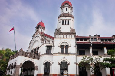 Semarang, Endonezya - 14 Şubat 2025: Orta Cava 'daki tarihi Hollanda sömürgesi ve demiryolu müzesi Lawang Sewu' nun görkemli cephesi