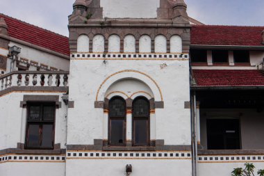 Semarang, Endonezya - 14 Şubat 2025: Orta Cava 'da ikonik kırmızı kubbeler ve Hollanda sömürge mirasının yer aldığı tarihi Lawang Sewu binasının mimari detayları