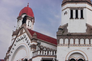 Semarang, Endonezya - 14 Şubat 2025: Orta Cava 'da ikonik kırmızı kubbeler ve Hollanda sömürge mirasının yer aldığı tarihi Lawang Sewu binasının mimari detayları