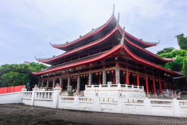 Semarang Endonezya 14 Aralık 2025 Amiral Zheng Heykeli Sam Poo Kong Tapınağı 'nda, Çin Deniz Tarihi Keşfi ve Kültür Mirasını onurlandırdı