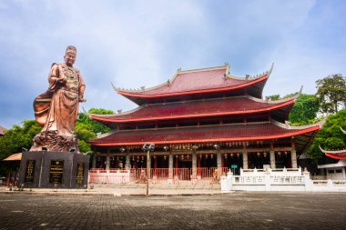 Semarang Endonezya 14 Aralık 2025 Amiral Zheng Heykeli Sam Poo Kong Tapınağı 'nda, Çin Deniz Tarihi Keşfi ve Kültür Mirasını onurlandırdı