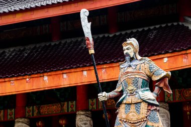 Geleneksel Tapınak 'ta Halberd' i tutan Çinli Muhafız Heykeli Asya Dini Mimarisinde Güç, Koruma ve Ruhani Gücü temsil ediyor.