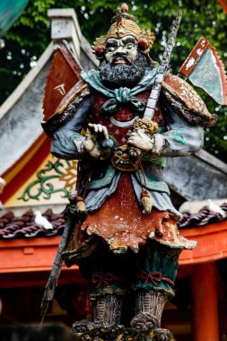 Vahşi Antik Çinli Koruyucu Sakallı Savaşçı Heykeli, Geleneksel Zırhlarda Güçlü Mitolojik Tapınak Koruyucusu