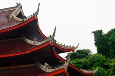 Kıvrımlı saçakları ve Zodiac süslemeleri olan çok katlı Çin Tapınağı Çatı