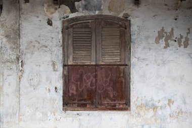 Yıpranmış Beyaz Duvardaki Eski Ahşap Panjur Penceresi