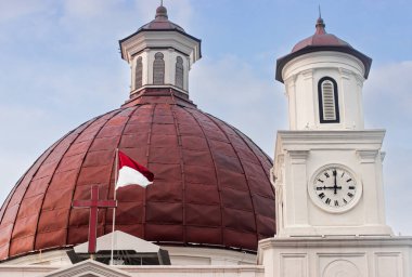 Kilise Kubbesi ve Saat Kulesi Üzerinde Haç ve Mavi Gökyüzüne Karşı Kırmızı Beyaz Bayrak