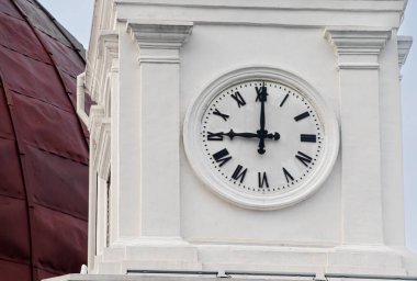 Beyaz Kule ve Kırmızı Kubbe 'de Roma Rakamlı Klasik Saat Yüzü