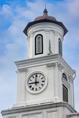 Klasik Beyaz Saat Kulesi, Roma Rakamlı Saat ve Mavi Gökyüzüne Karşı Kubbe