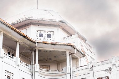 Balkon ve Klasik Mimari Detaylı Eskimiş Beyaz Tarihi Bina Cephesi