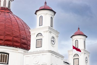 Mavi Gökyüzüne Karşı Ulusal Bayrağı olan Tarihi Beyaz Saat Kuleleri ve Kızıl Kubbe