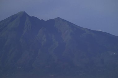 Telemoyo Dağı Volkanik Tepesi Açık Mavi Gökyüzü Altında Yeşil Yamaçlı