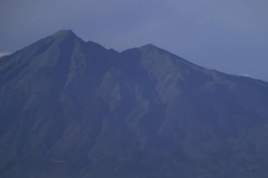 Telemoyo Dağı Mavi Gökyüzü Altında Yeşil Yamaçlı Volkanik Tepeler