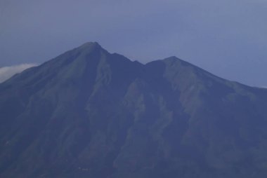 Telemoyo Dağı Volkanik Tepeleri ve Açık Mavi Gökyüzü Altındaki Yeşil Yamaçlar