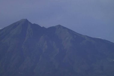 Telemoyo Dağı Mavi Gökyüzü Altında Yeşil Yamaçlı Volkanik Tepeler