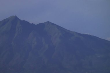 Telemoyo Dağı Volkanik Tepesi Açık Mavi Gökyüzü Altında Yeşil Yamaçlı