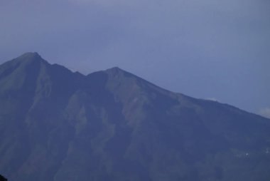 Telemoyo Dağı Volkanik Tepesi Yumuşak Mavi Gökyüzüyle