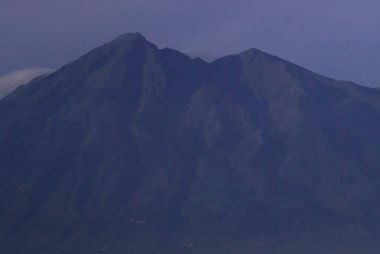 Telemoyo Dağı İkiz Volkanik Tepeleri Mavi Puslu Yeşil Yamaçlarla